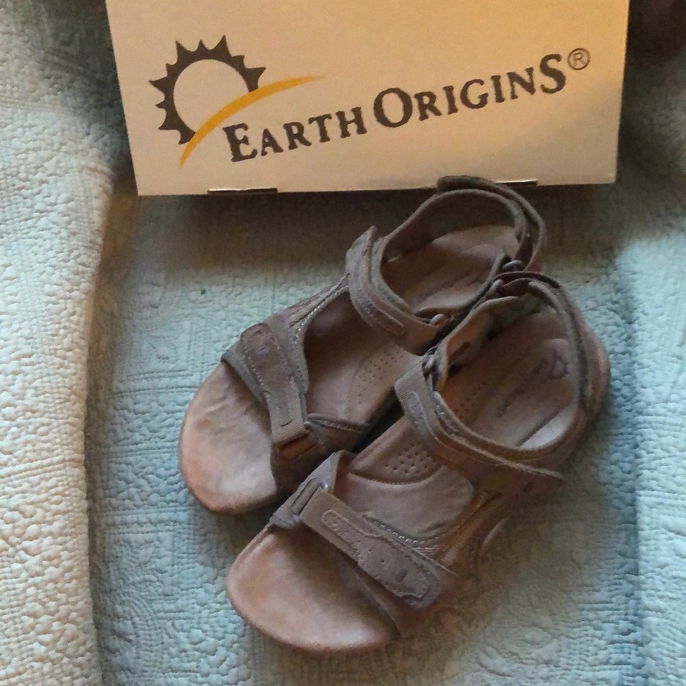 Earth origins suede sandals. Size 81/2.